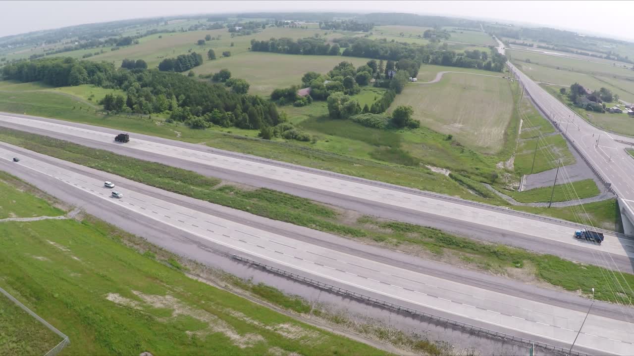 вид с воздуха на шоссе с движением в туманный летний день
