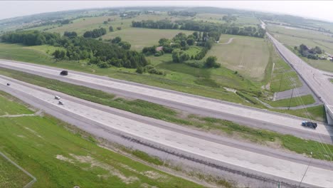 Vista-Aérea-De-La-Autopista-Con-Tráfico-En-Un-Día-De-Verano-Brumoso