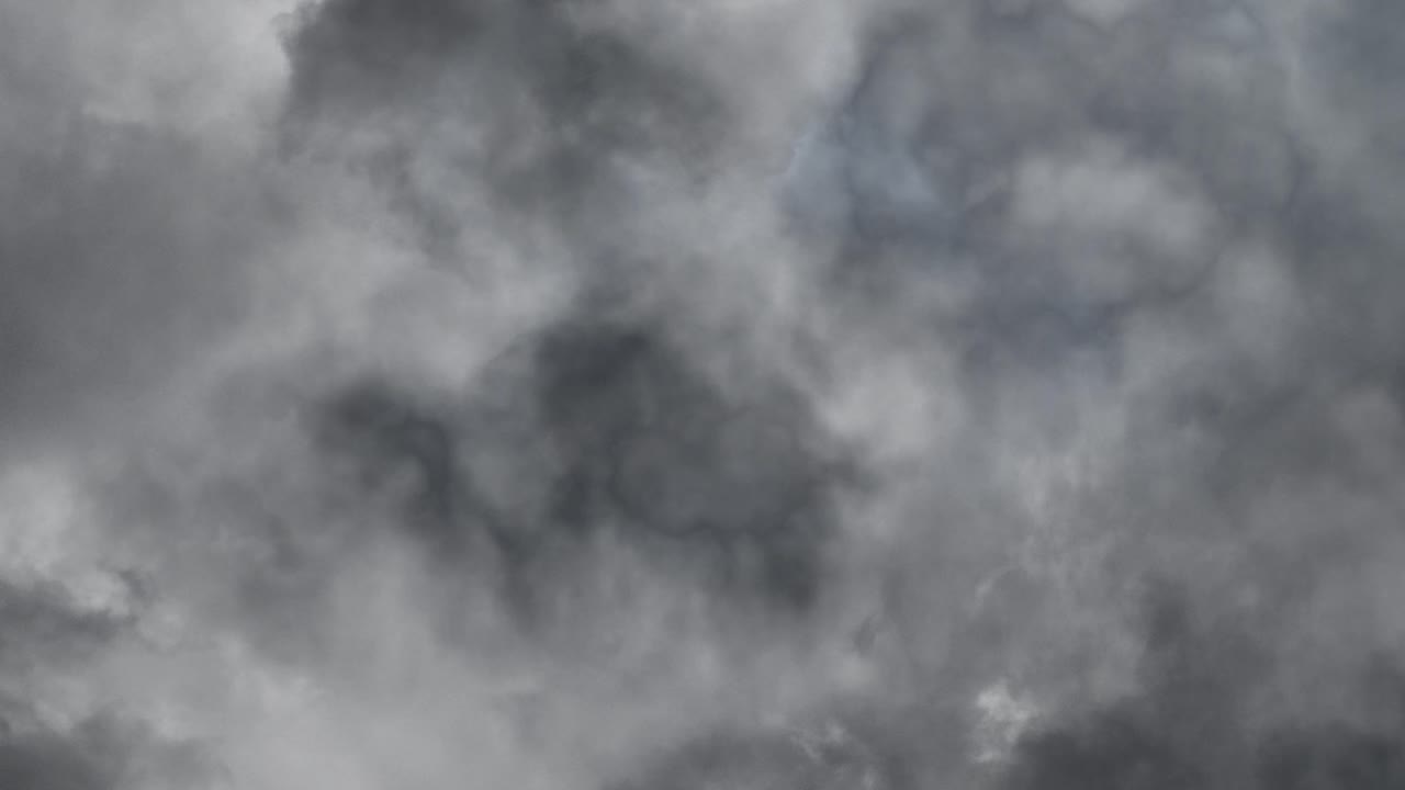 밤하늘에서 번개가 어두운 구름을 때린다 4k