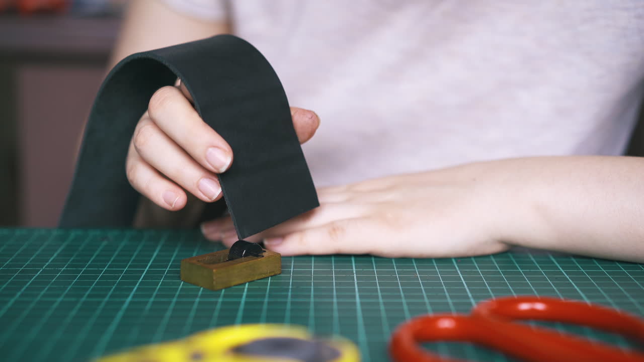 전문 디자이너 색상 가죽 스트립 가장자리 페인트