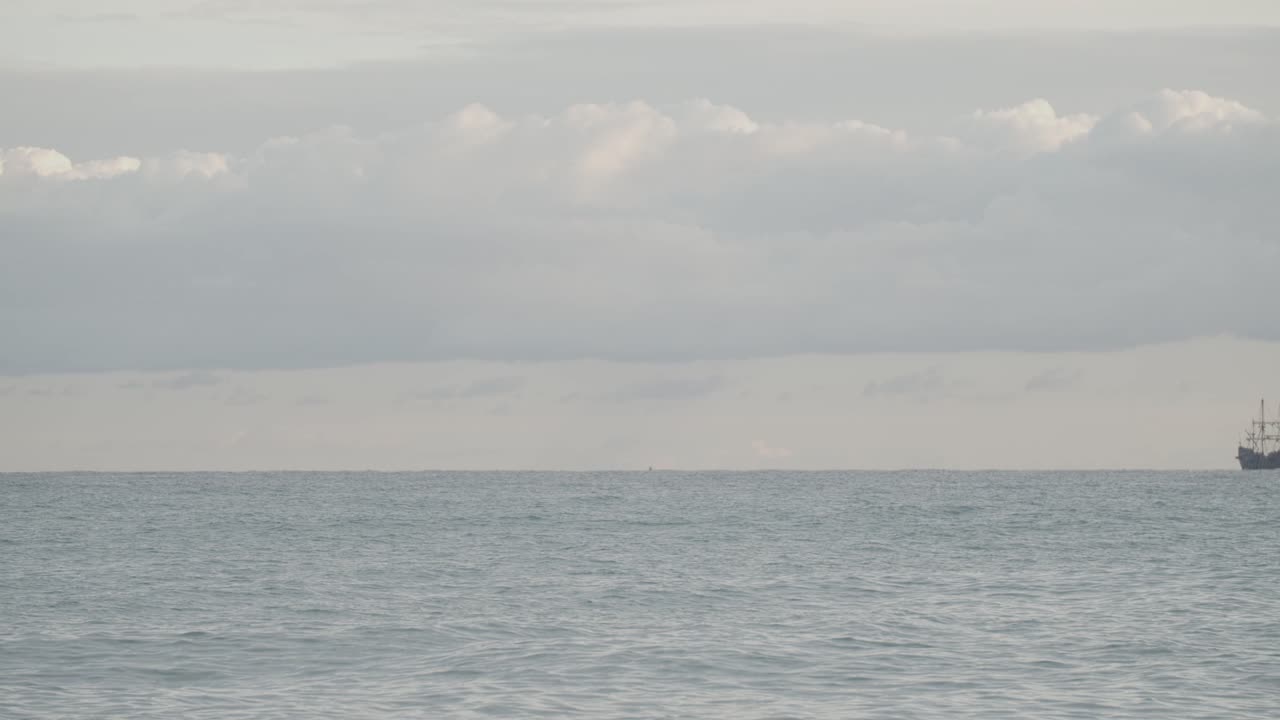 일출 때 아름다운 흐린 날 지중해에서 항해하는 16세기 갤리온 안달루시아 복제선