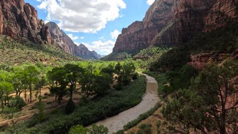 las sombras de las nubes pasan sobre las montañas y el valle del río