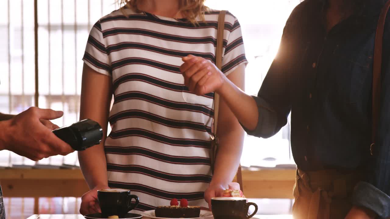 결제 터미널을 통해 결제를 하는 고객