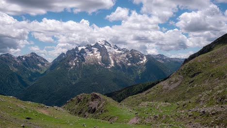 nubes blancas moviéndose rápidamente sobre el monte cima d'asta