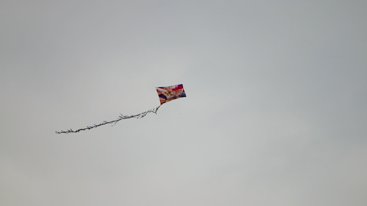 cometa roja en día nublado