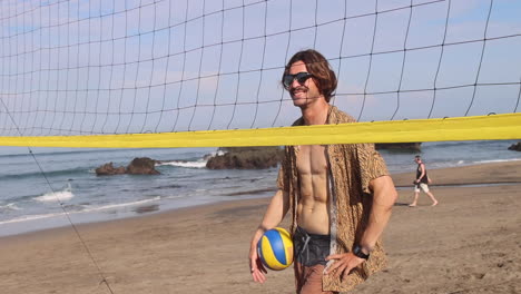 feliz jugador de voleibol de playa parado cerca de la red.