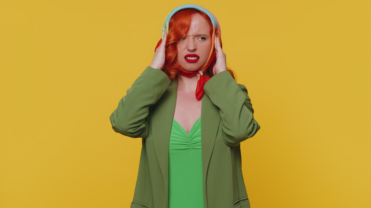 진저 소녀는 두통 문제를 치료하기 위해 사원을 마사지합니다. 긴장과 스트레스 통증으로 고통 받고 있습니다.