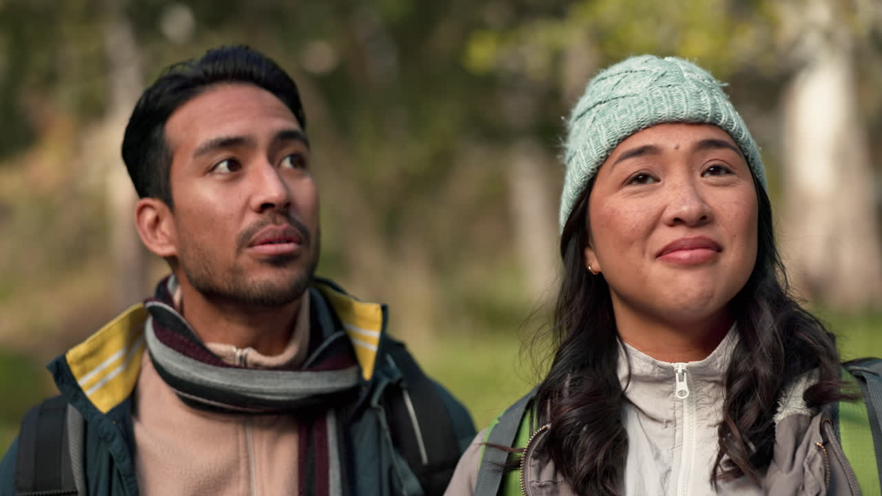 평화, 하이킹 및 숲에서 커플과 행복