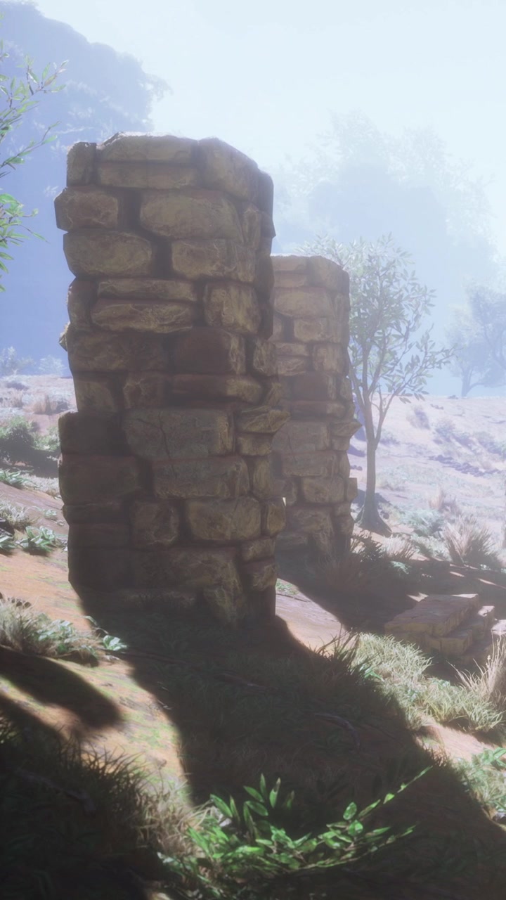 Antiguo pilar de piedra se alza bajo la luz del sol entre plantas verdes y árboles.