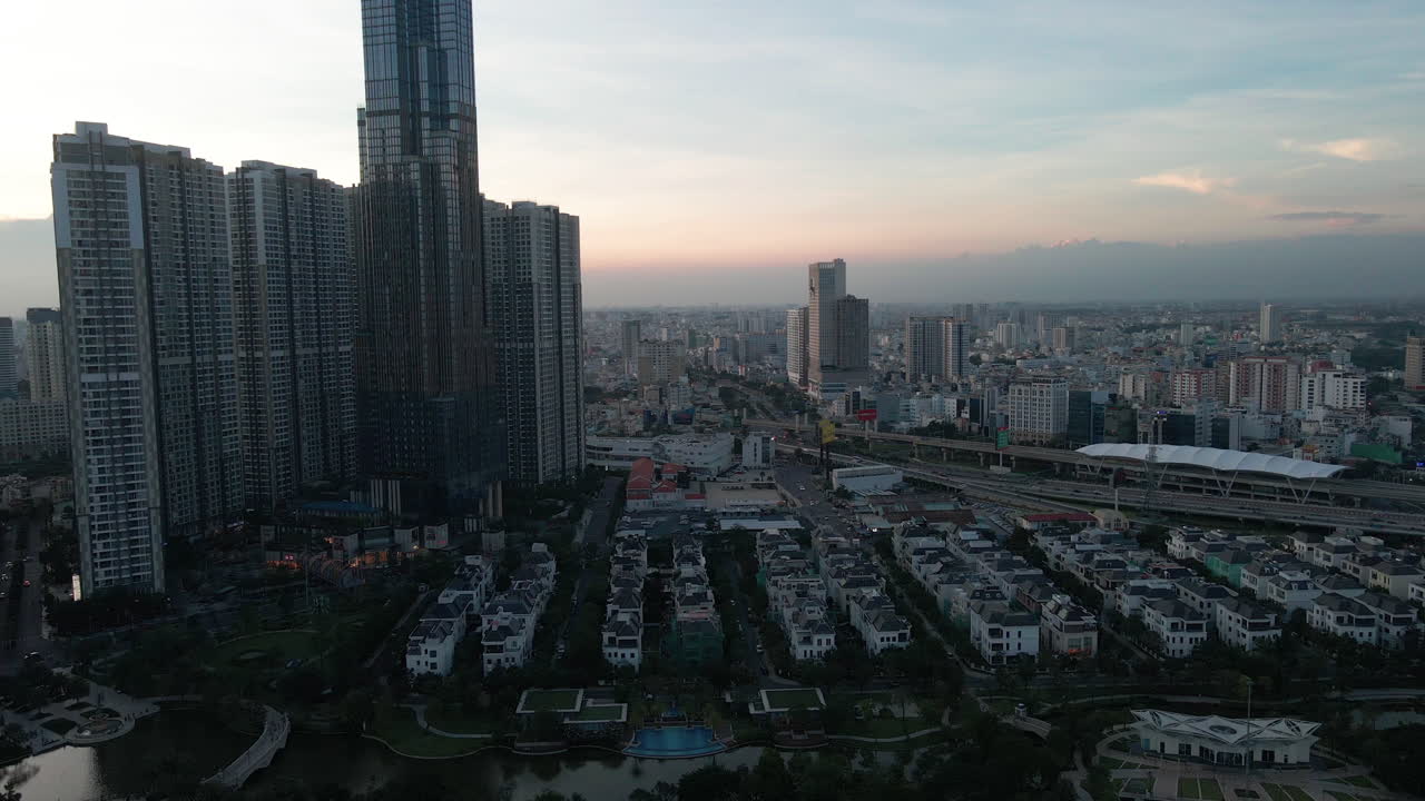 vista aérea de la ciudad de ho chi minh vietnam después del atardecer, edificios modernos y tráfico al atardecer, disparo de drones