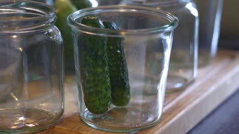los pepinos se colocan en un vaso y se llenan con caldo