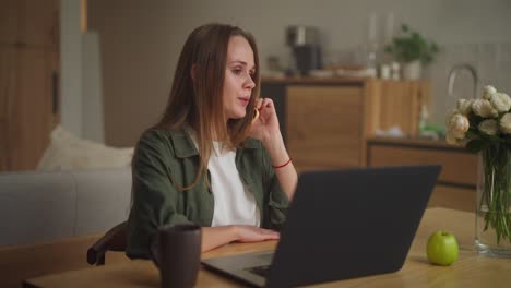 mujer trabajando desde casa