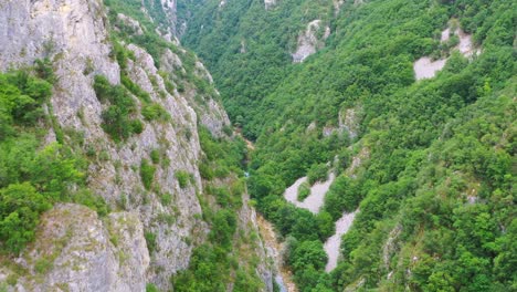 fiume bregava che scorre attraverso una valle nelle zone rurali della bosnia ed erzegovina