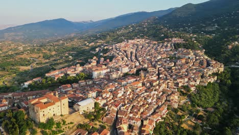 pueblo de castelbueno en el parque natural de madonie, sicilia, italia - antena 4k