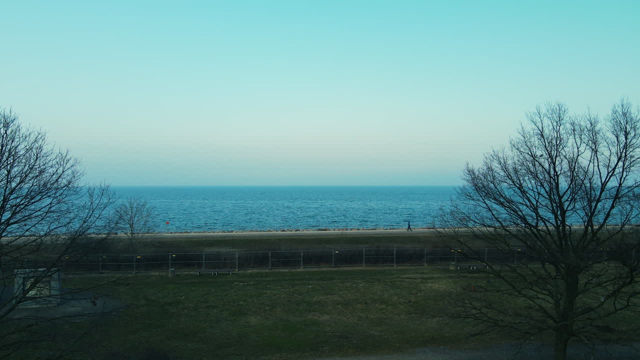 drone aéreo despega revelando la orilla de la cuna del mar báltico en westerplatte, polonia a principios de la primavera