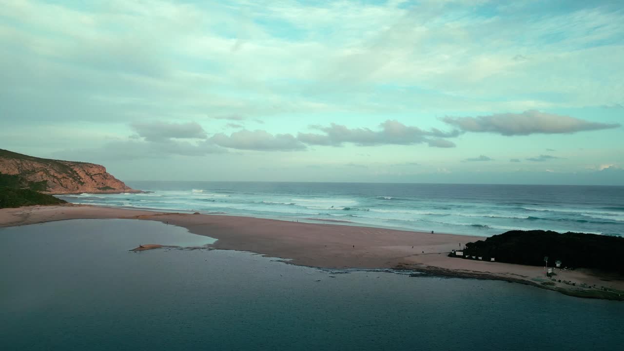 una laguna a lo largo de la costa del océano índico