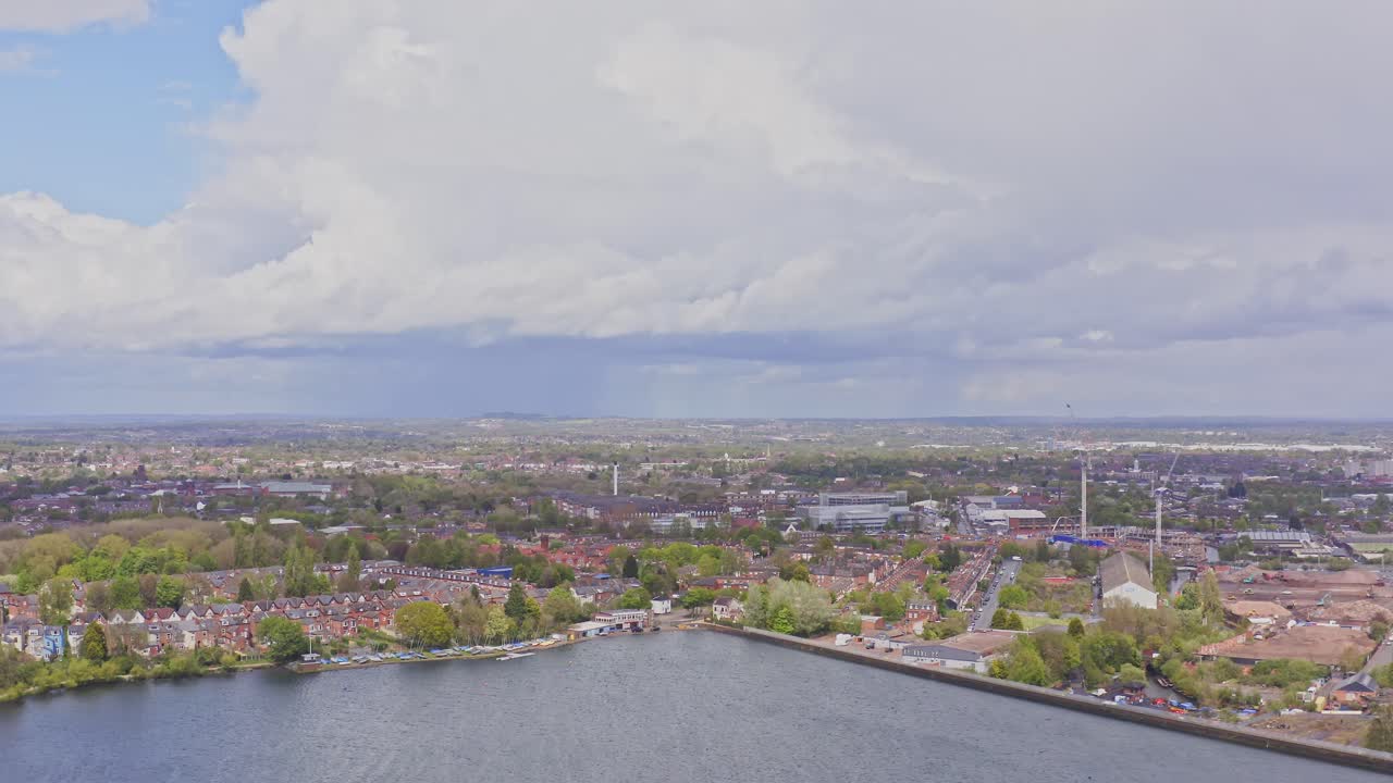 영국 버밍엄에 있는 edgbaston 저수지의 공중 풍경 드론 샷