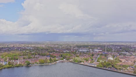 Paisaje-Aéreo-Drone-Tiro-Del-Embalse-De-Edgbaston-En-Birmingham,-Inglaterra