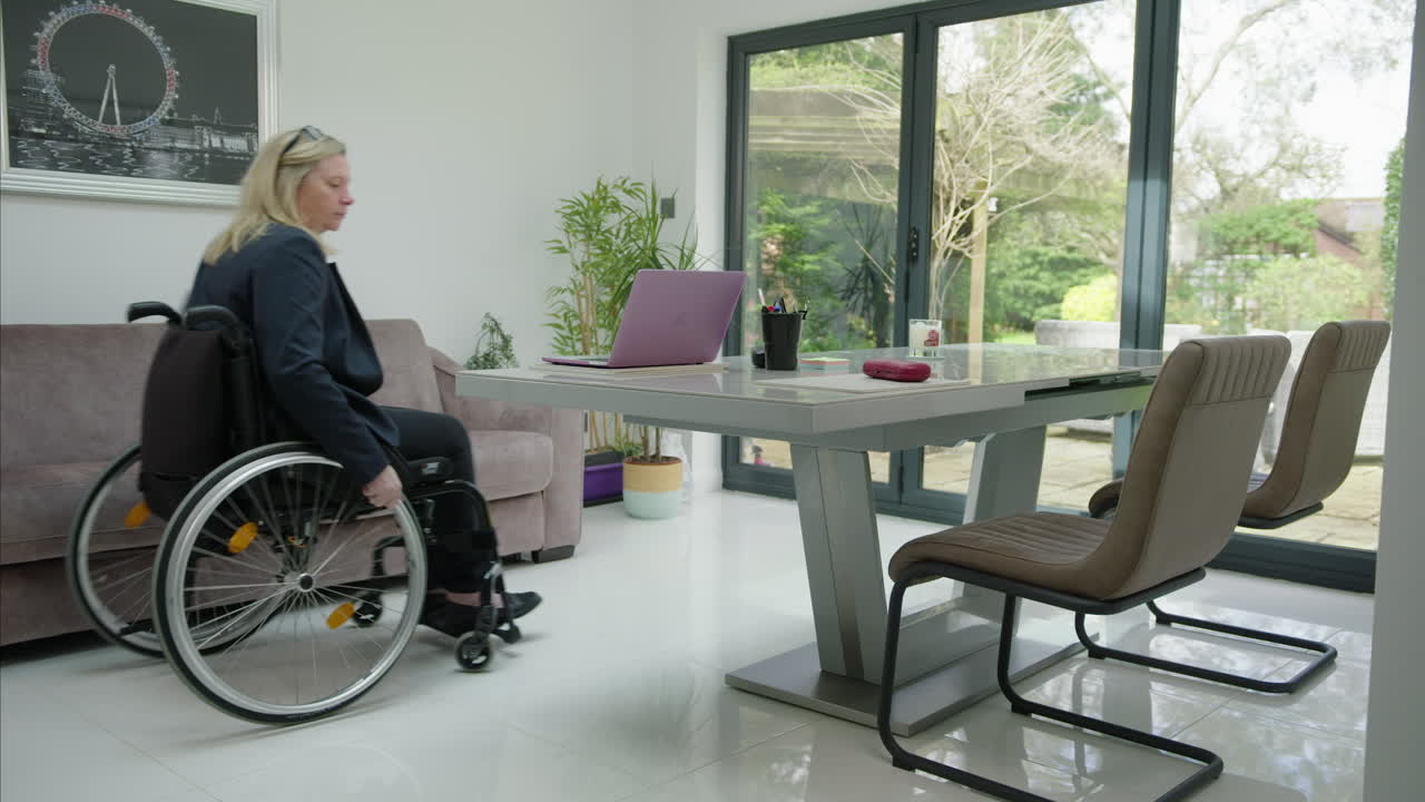 mujer en silla de ruedas entrando en la oficina de casa