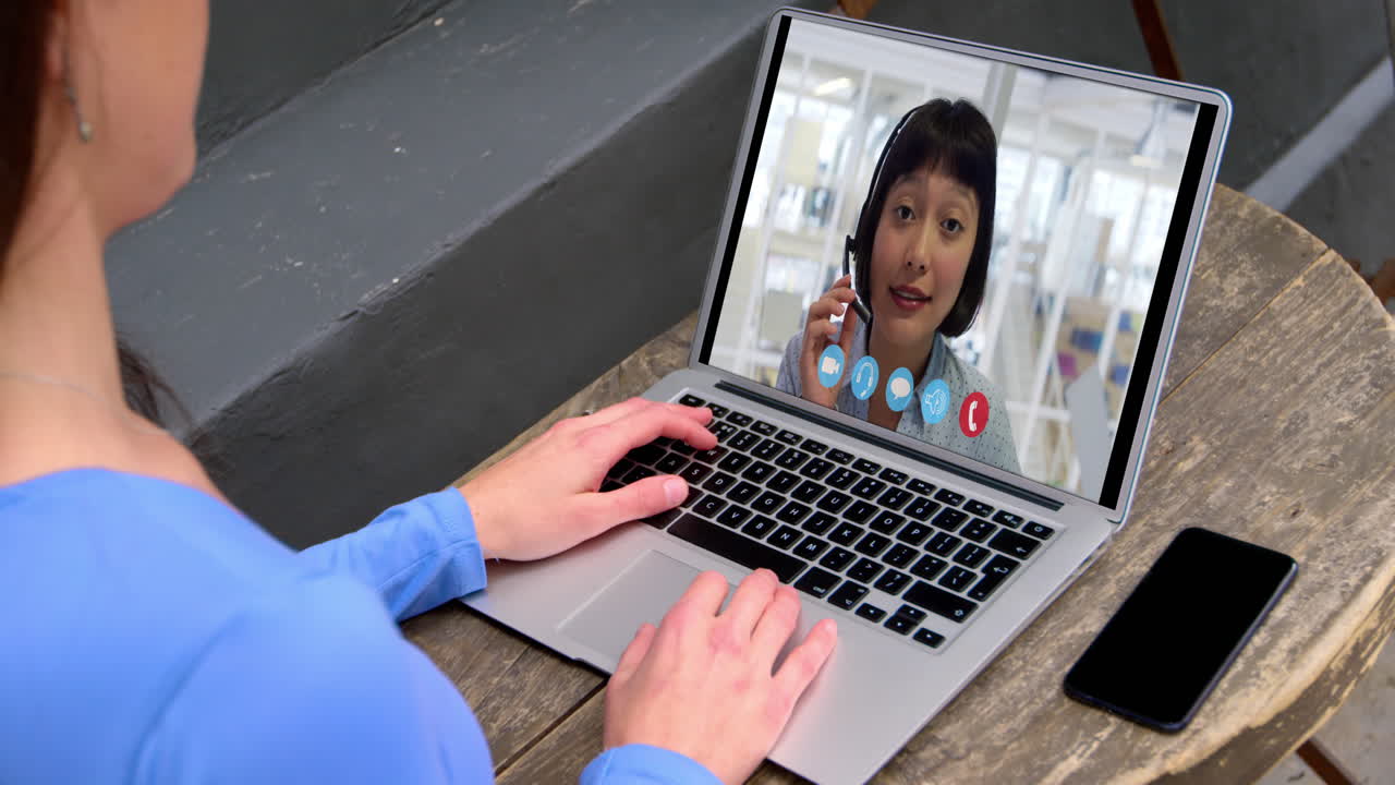 mujer caucásica usando una computadora portátil en una videollamada con una colega que trabaja desde casa