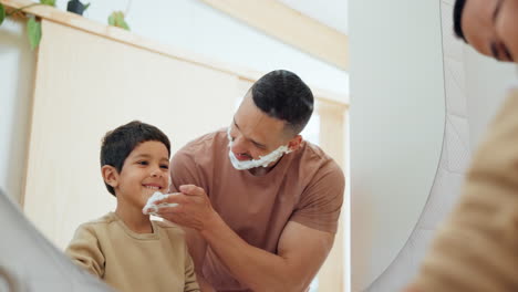 espejo, crema de afeitar y padre con niño