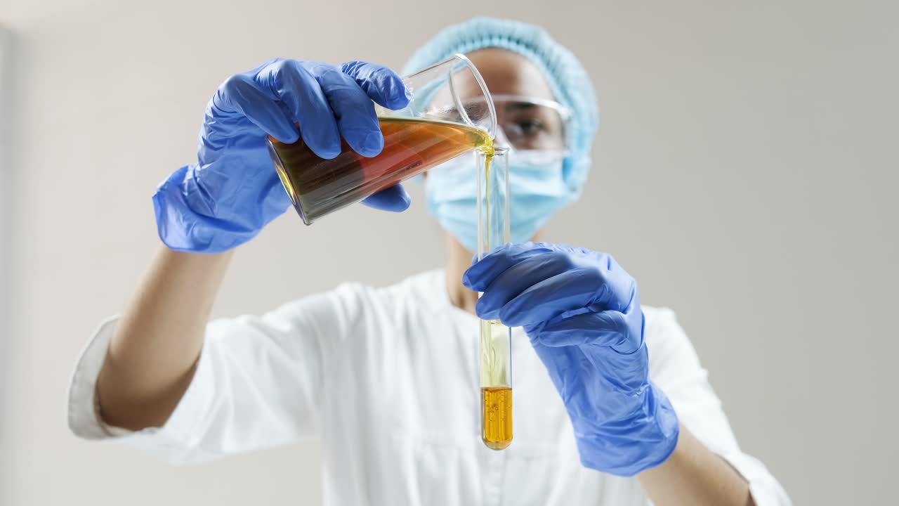 실험실 실험을 하는 과학자