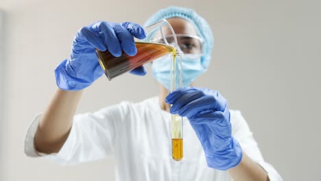 científico realizando un experimento de laboratorio