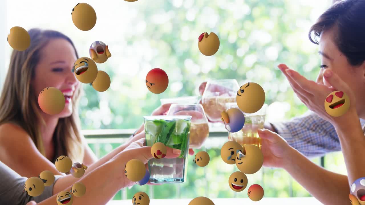 토스트를 만드는 다양한 사람들 위에 이모지 아이콘의 애니메이션