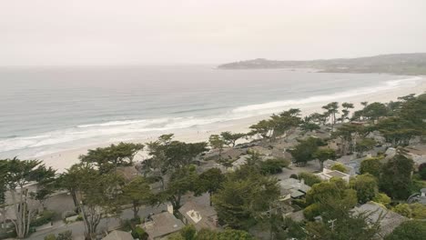 Carmel-by-the-Sea-Beach-Drohnenvideo-Nebeliger-Morgen-Surfer-Auf-Wellen---Annäherung-An-Den-Strand