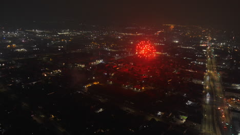 celebrando la independencia por la noche con un deslumbrante espectáculo de fuegos artificiales el 4 de julio en oakland, california, ee.uu.