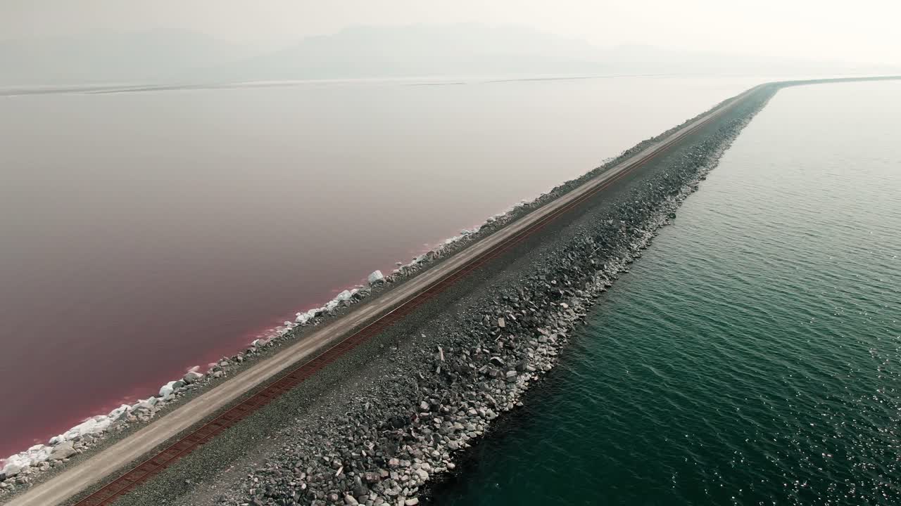 猶他州大鹽湖上方的粉藍色湖水