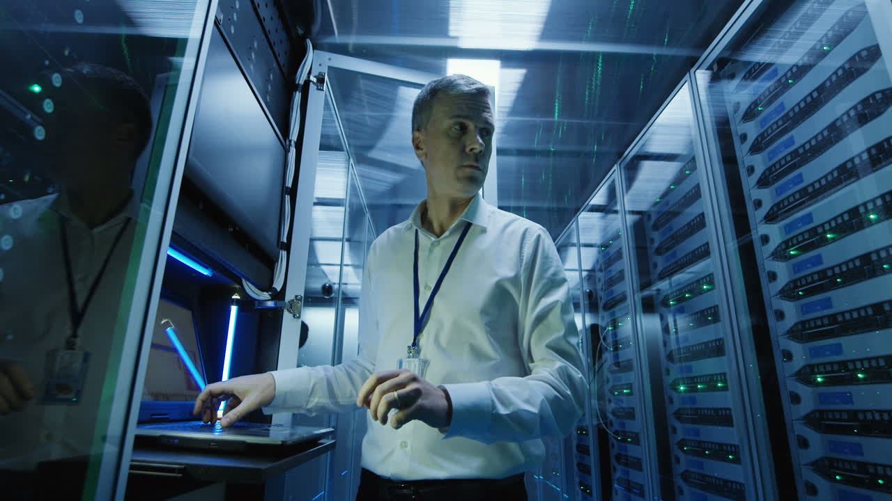 técnico informático trabajando en una sala de servidores