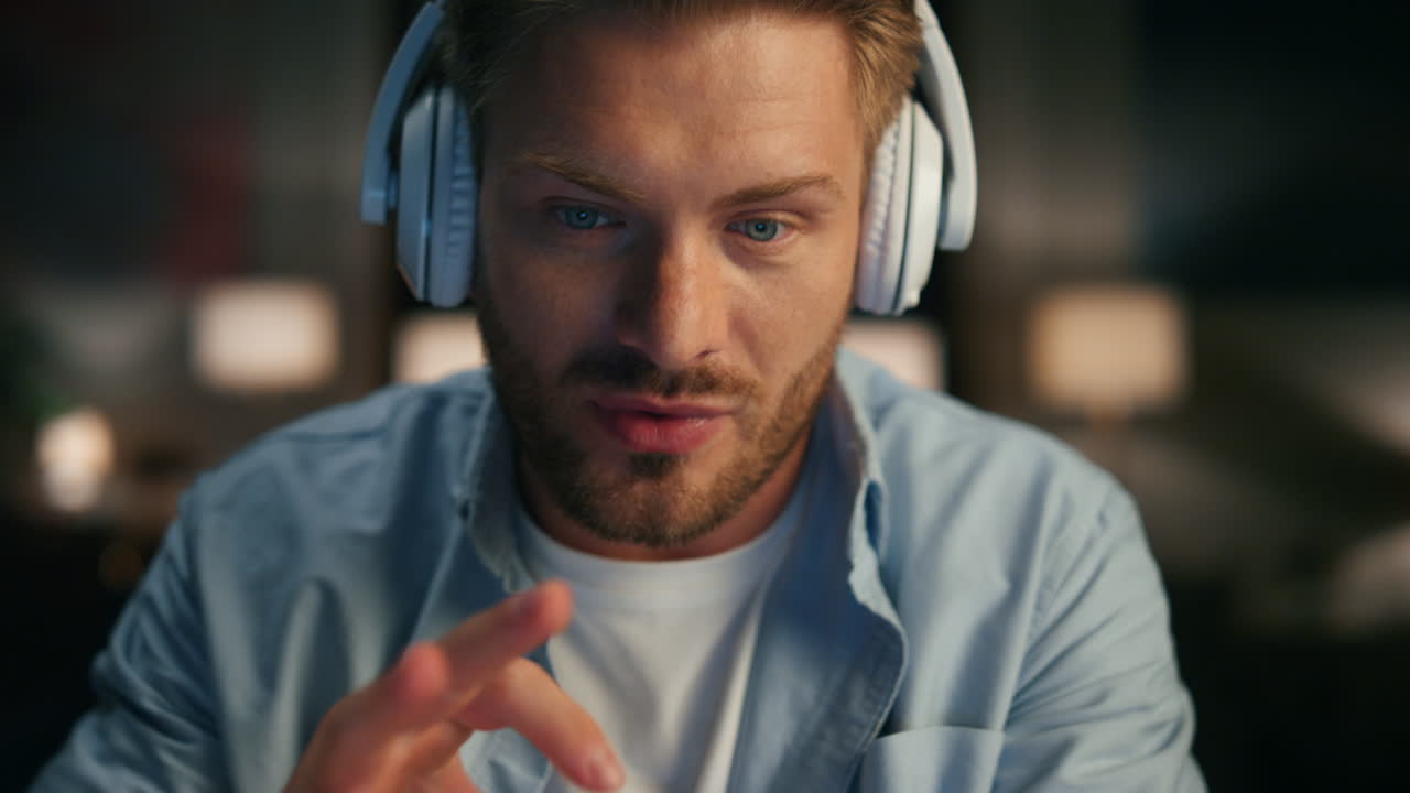 tutor en línea hablando retrato en casa. auriculares hombre con llamada de computadora virtual