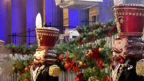 Weihnachtsmarkt-Nussknacker-König-Soldat-Figuren-Vor-Riesenrad-Eingang-Am-Festmarkt