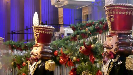 mercado de navidad cascanueces rey soldado cifras fuera de la entrada de la rueda de la fortuna en el mercado de festividades