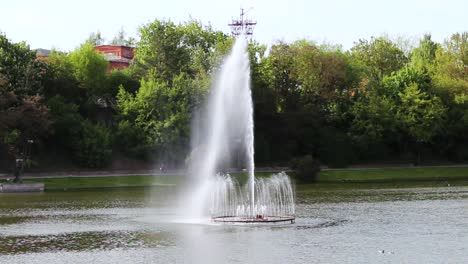 Fuente-Del-Parque,-Centro-De-La-Ciudad.-Laguna