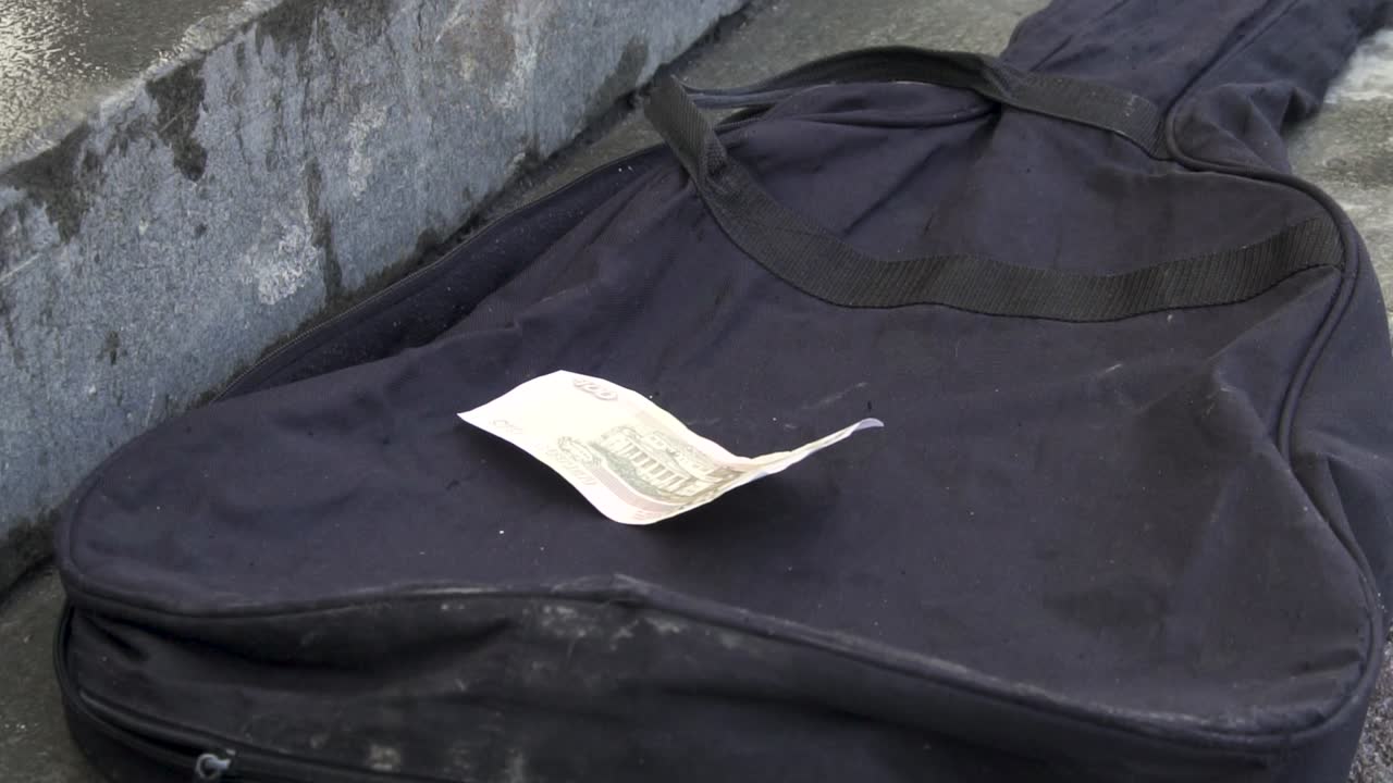 거리에서 돈과 함께 기타 케이스