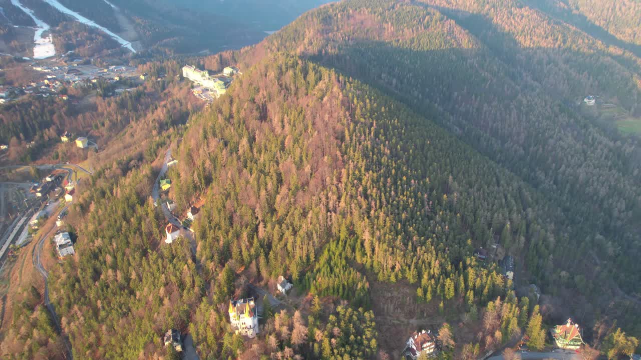 fotografía aérea de las residencias en la ladera de la colina en las afueras de semmerling