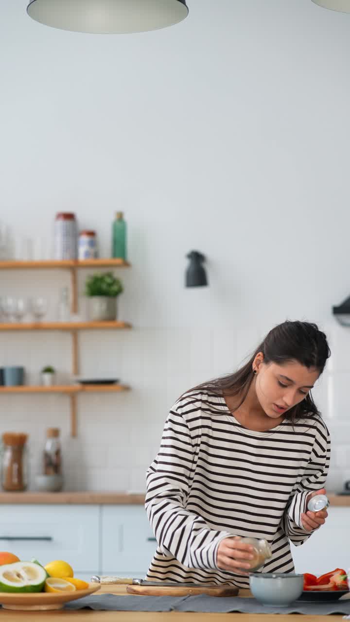 부에서 요리를 준비하는 여자