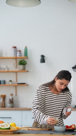 mujer preparando un plato en la cocina