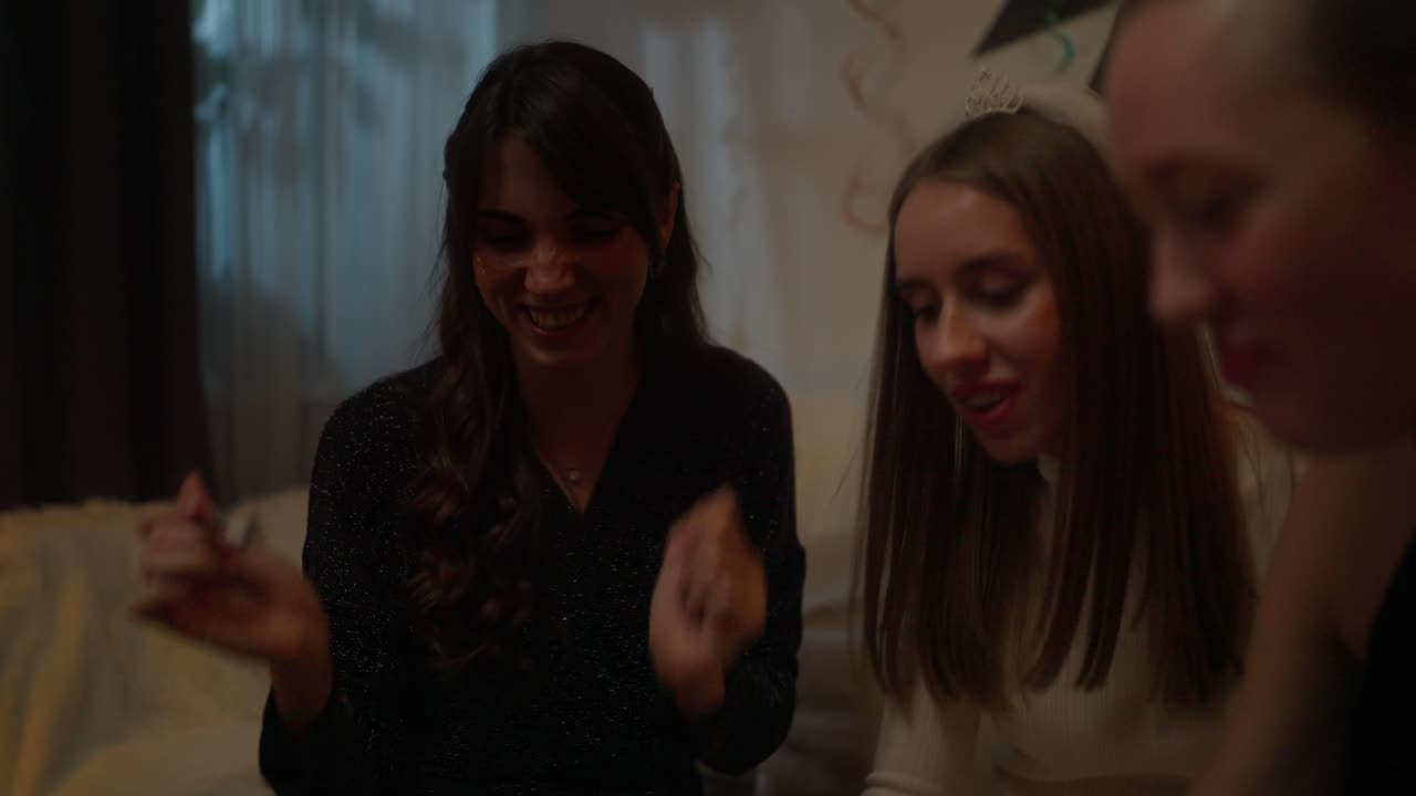 두 친구 가 디저트 파티 를 즐기고 있다