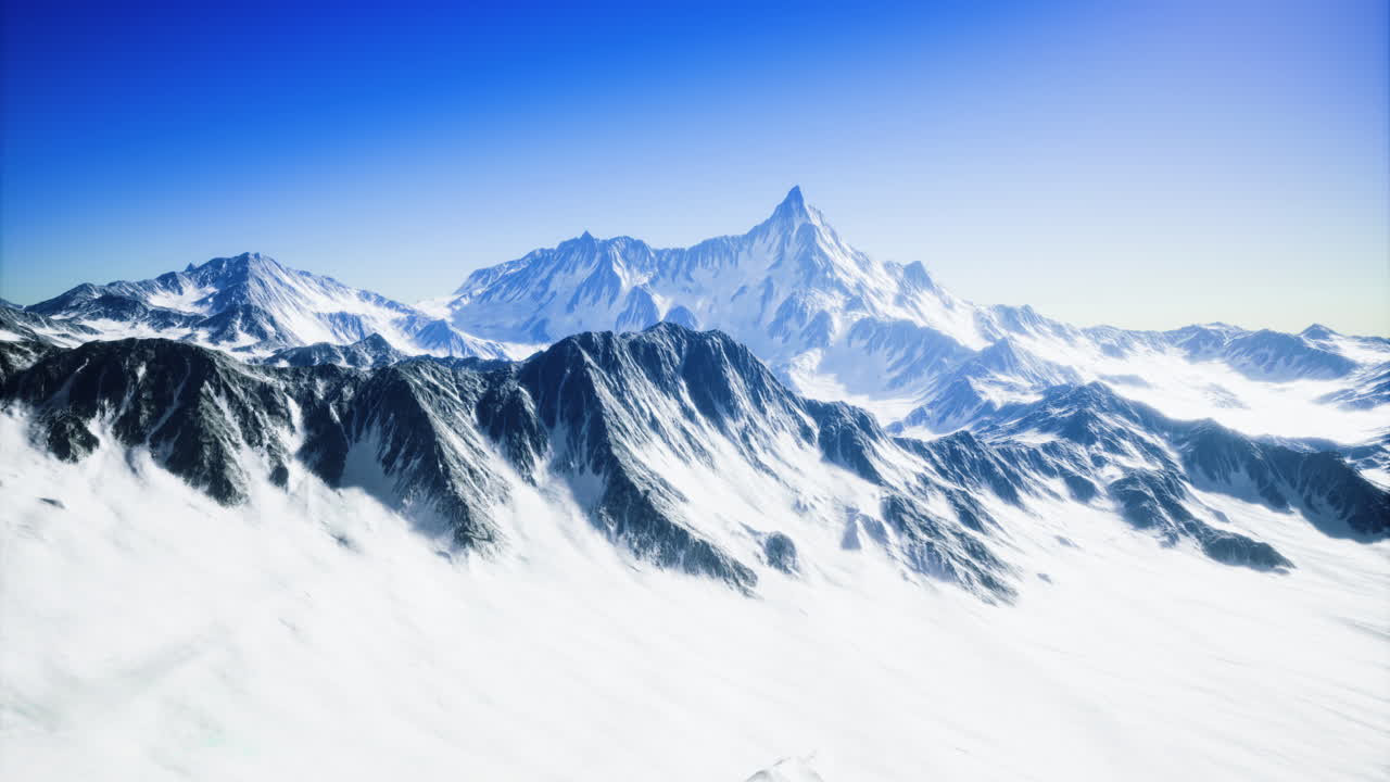 은 푸른 하늘 아래의 웅장한 산맥 겨울의 은 날