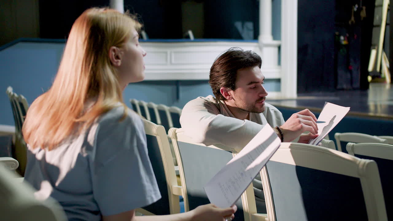 люди в театре перед репетицией