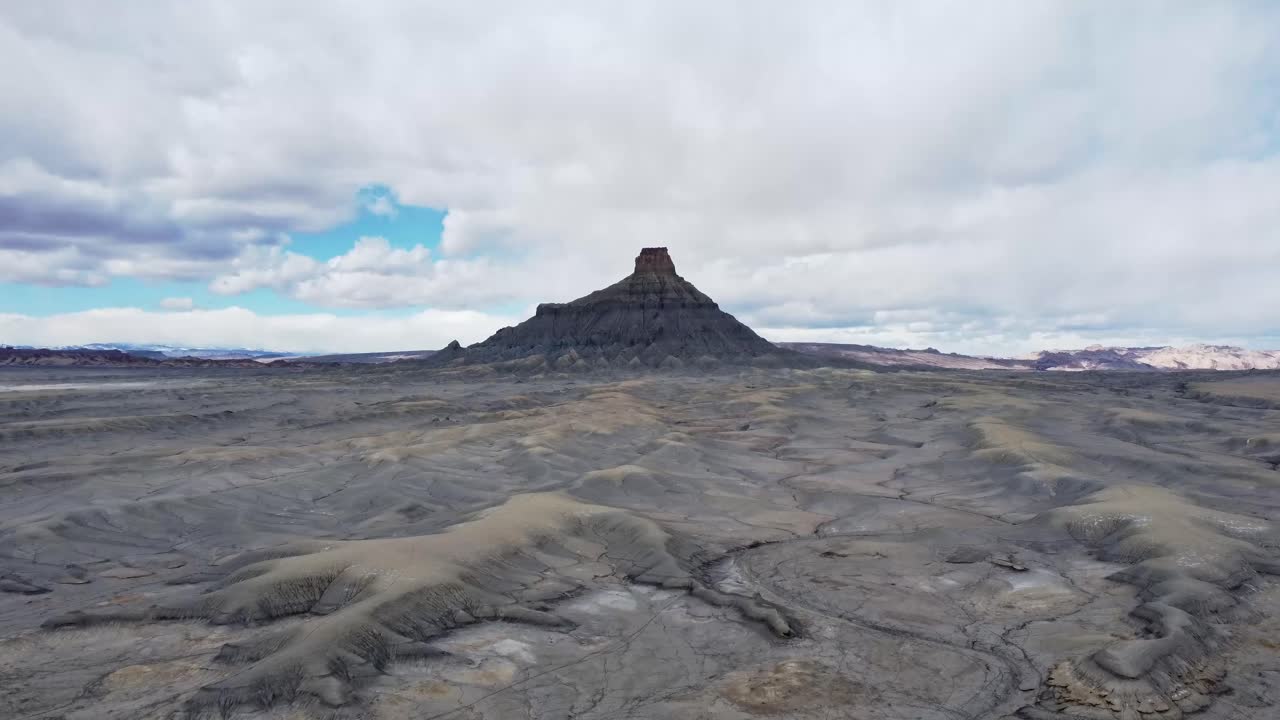 웨인 카운티의 바위산과 함께 계곡의 그림 같은 풍경