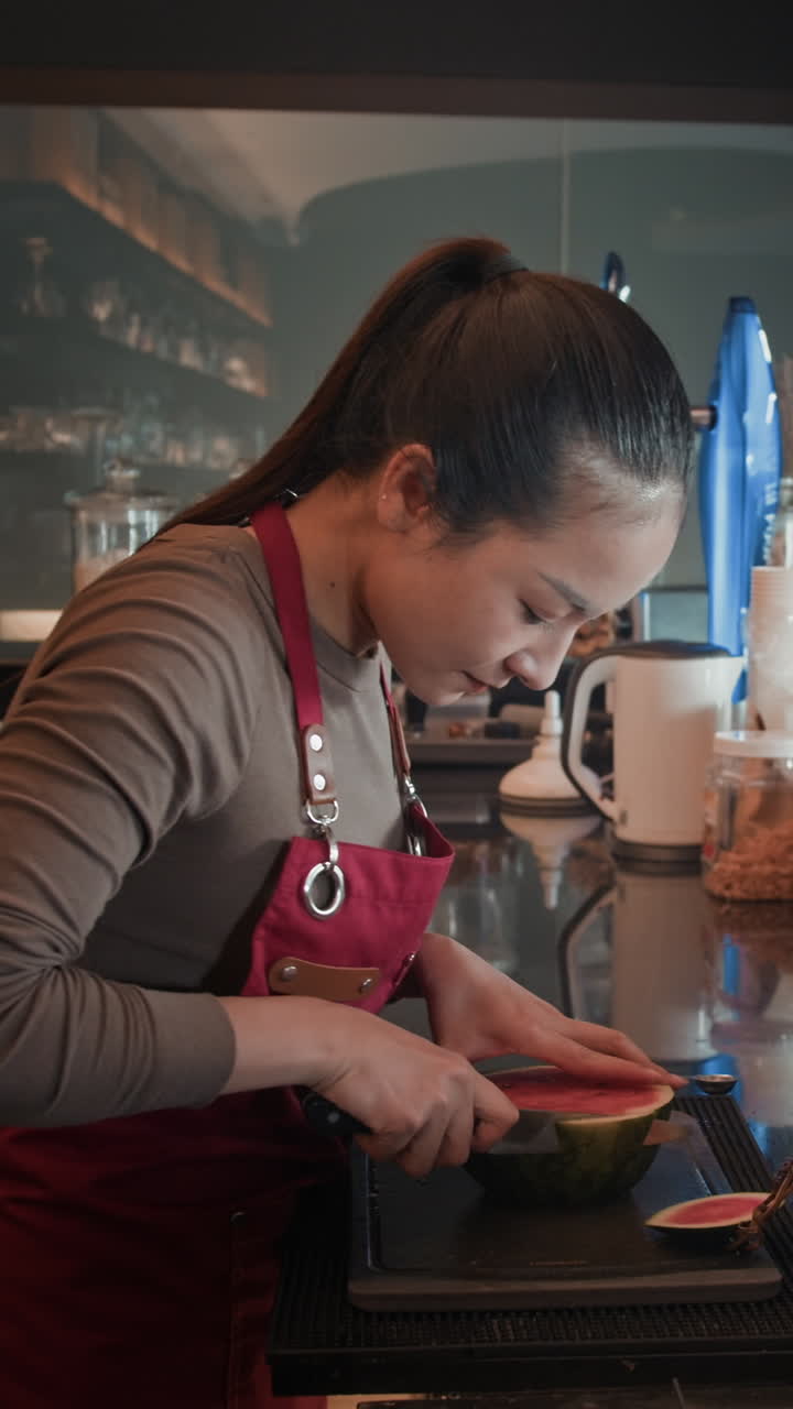 Verticale di barista che taglia l’anguria per cocktail