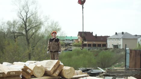 construcción de casas de troncos con grúa