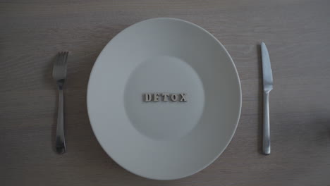 mano enguantada quitando la tapa del plato vacío
