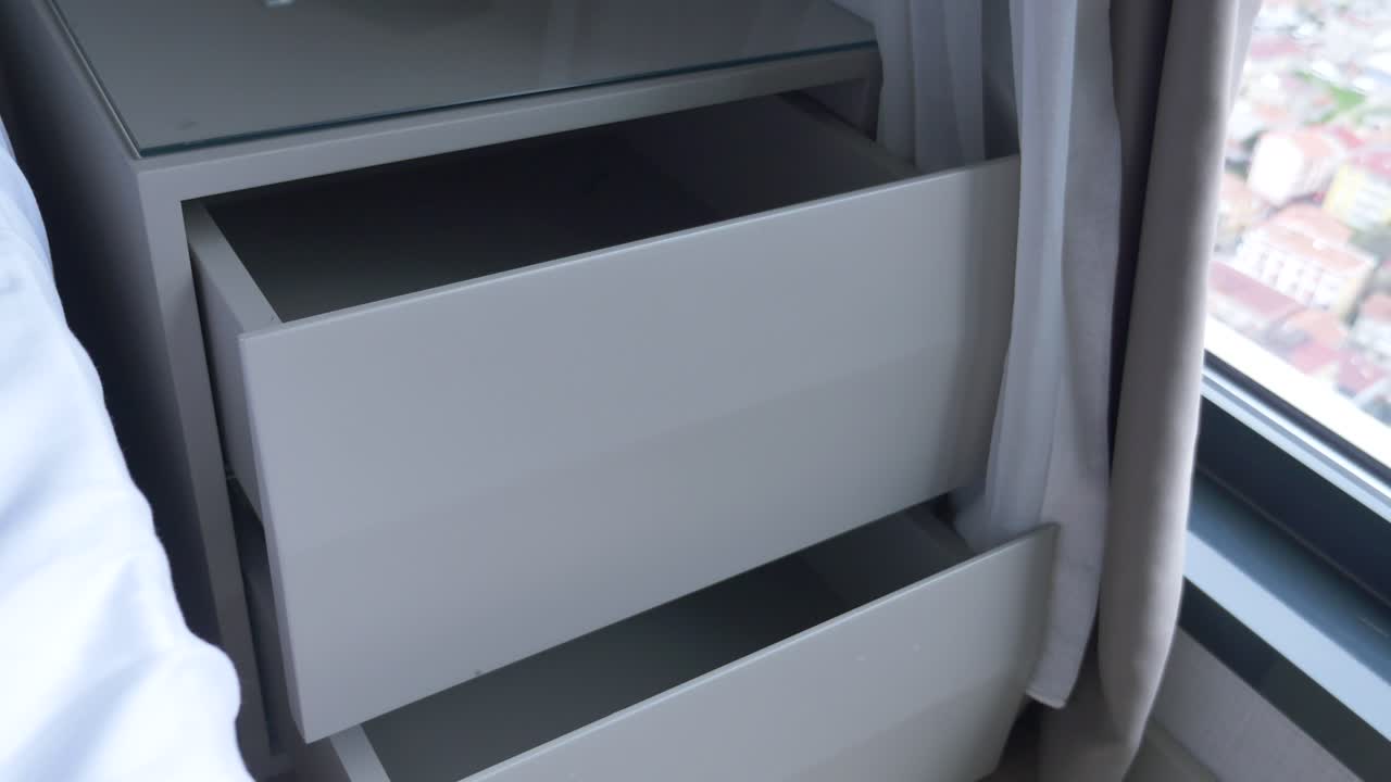 나이트 스테이크의 빈 서랍