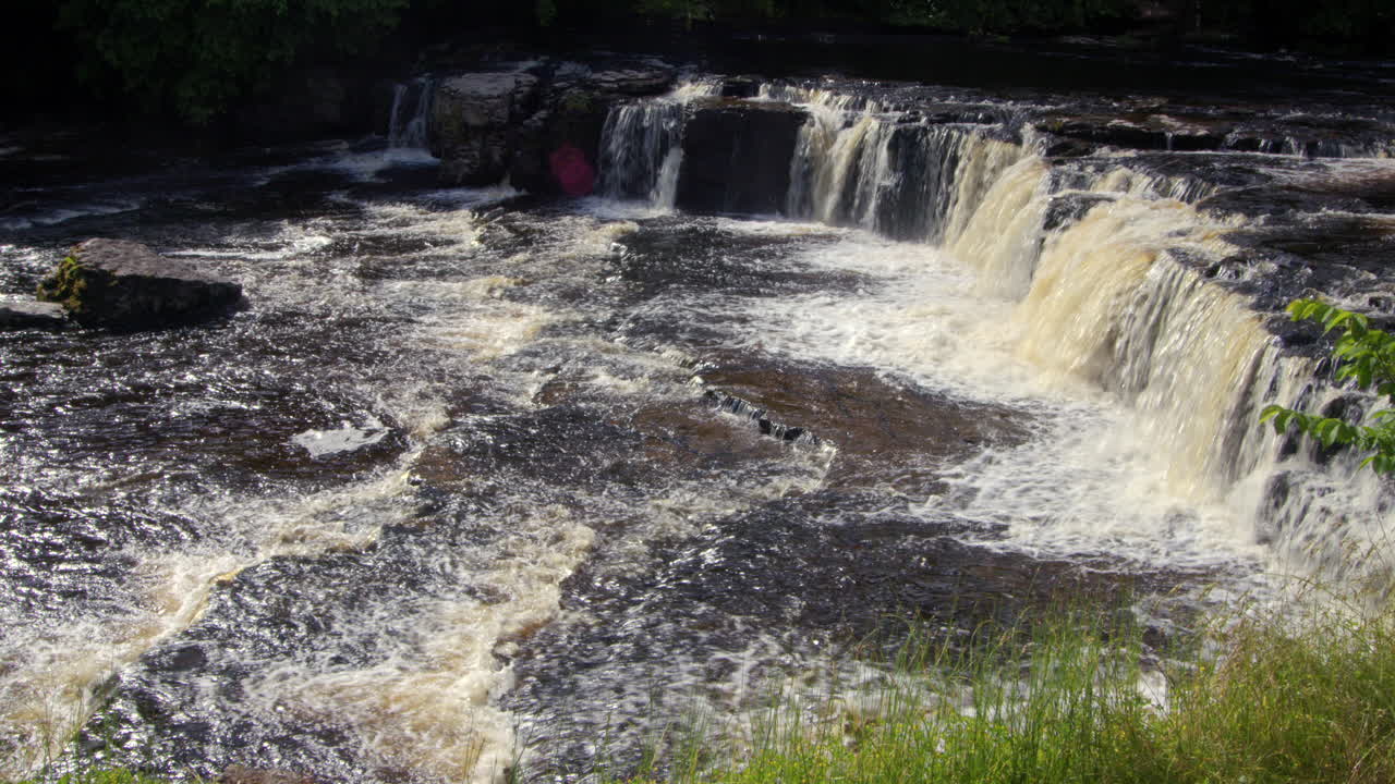 위쪽의 폭포의 넓은 측면, 어이스가르트 폭포, 우리 강, 요크셔
