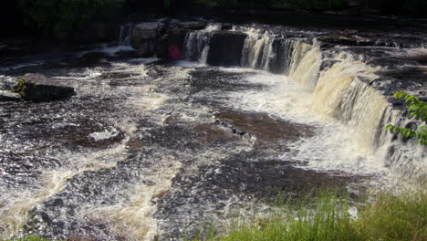 lado ancho en la toma de las cataratas superiores en aysgarth cae en el río ure, yorkshire dales